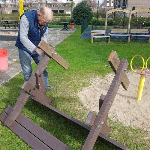 Kunststof parkbank Paris 10 vrijwilligers van Speeltuinvereniging Capelle-Schollevaar Speeltuin "Rollebollebos" bezig met montage kunststof parkbanken